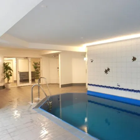 Mit Kostenlosem Schwimmbad Und Spielzimmern *