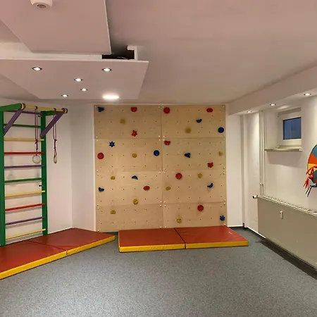 Mit Kostenlosem Schwimmbad Und Spielzimmern Apartment