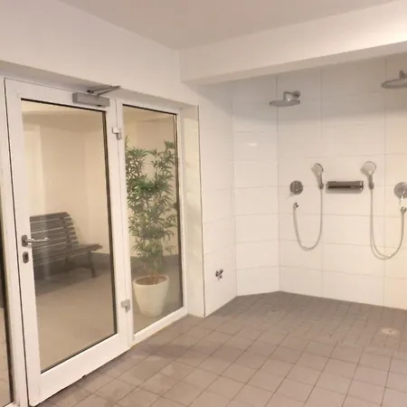 Mit Kostenlosem Schwimmbad Und Spielzimmern *